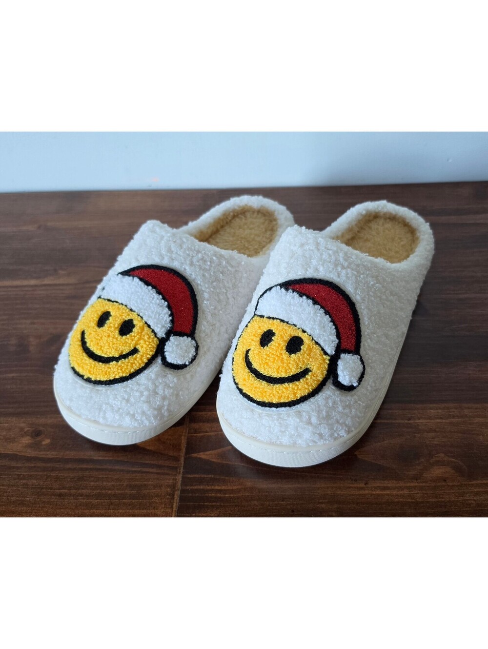 NWT Christmas Smiley Face Slippers Womens Med 7/8 White Fuzzy Santa Hat Cozy,407